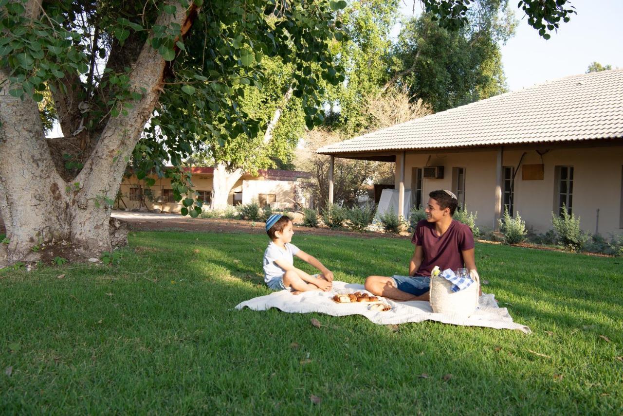 Aparthotel Kibbutz Tiratzvi - Country Lodging Tirat Zevi Zewnętrze zdjęcie